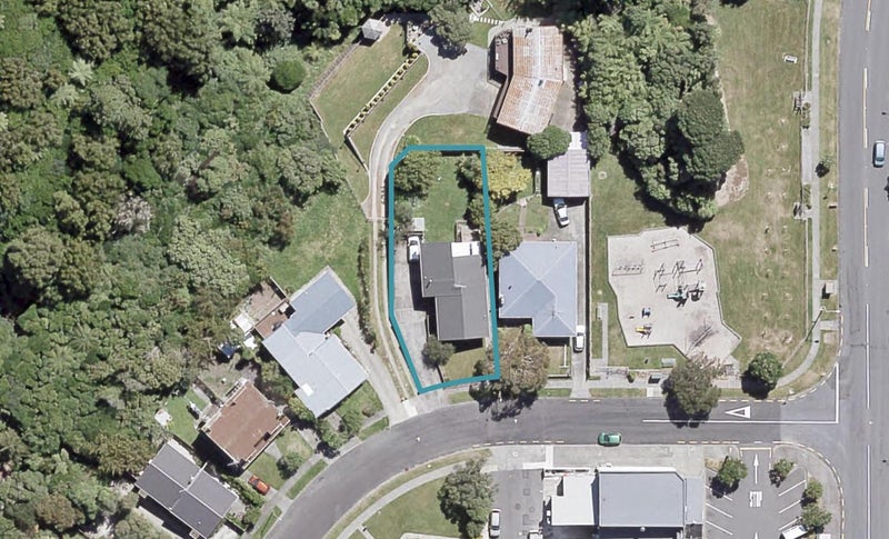 18 Holly Grove, Maungaraki, Lower Hutt - Carousel 1