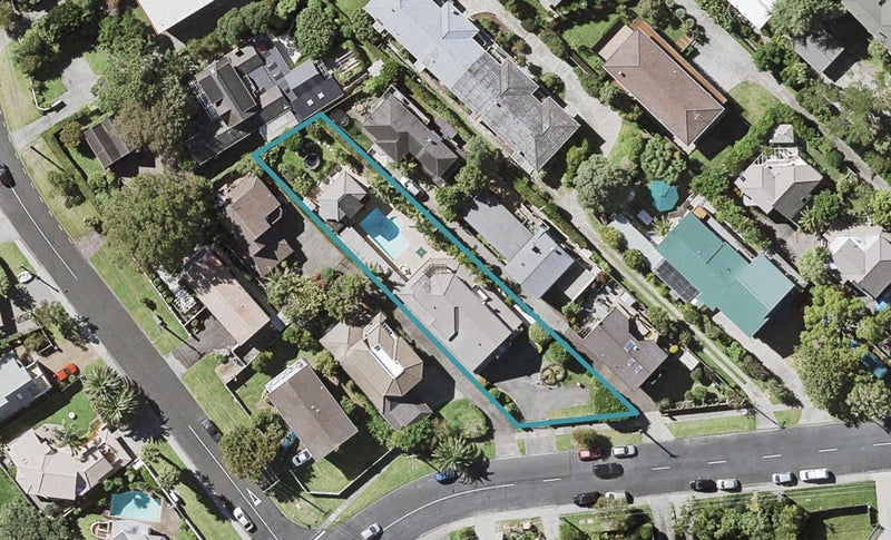 8 Castor Bay Road, Castor Bay, Auckland - Carousel 1