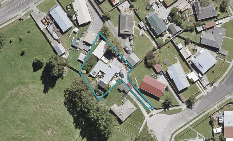 18 Edelweiss Grove, Timberlea, Upper Hutt - Carousel 1