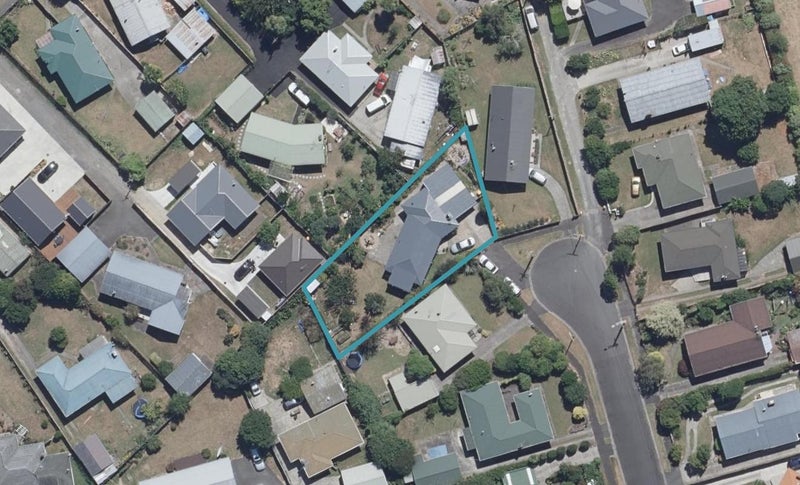 15 Defoe Avenue, Hillcrest, Hamilton - Carousel 1