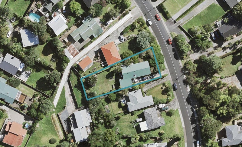 27 Derwent Crescent, Titirangi, Auckland - Carousel 1