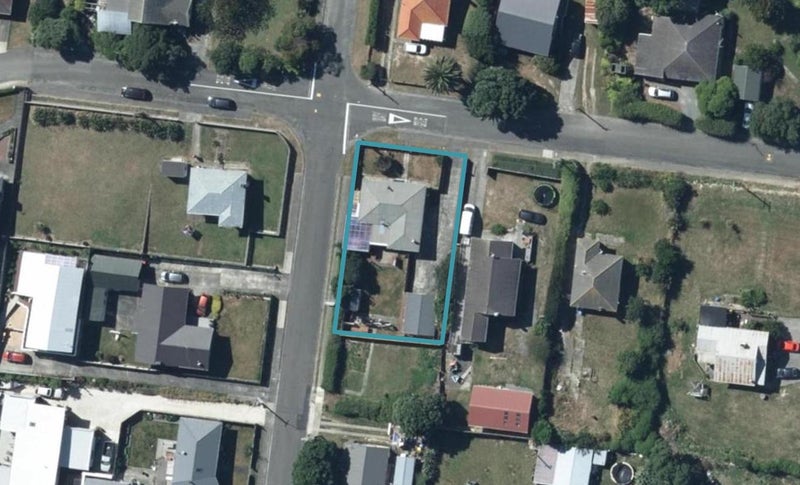 15 Nohorua Street, Takapuwahia, Porirua - Carousel 1