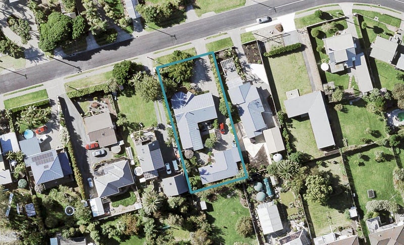 12 Hawke Crescent, Beachlands, Auckland - Carousel 1