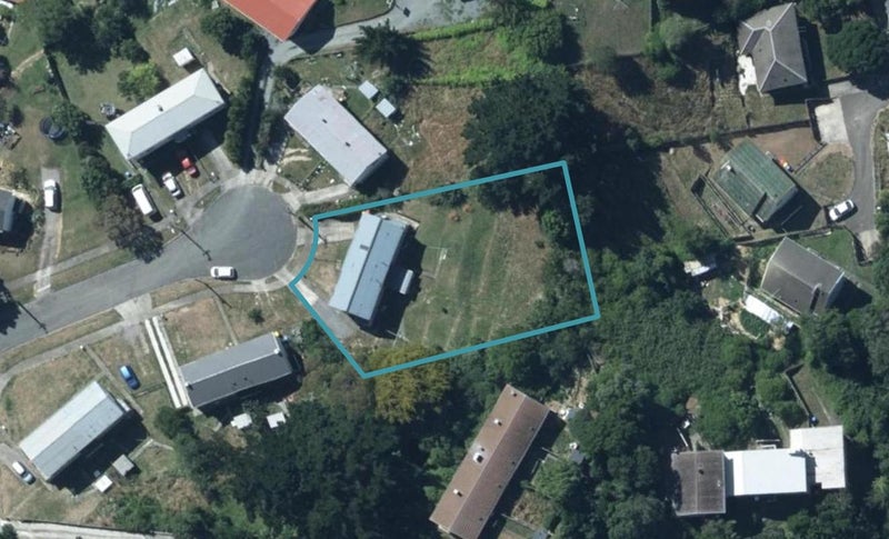 8B Devon Place, Cannons Creek, Porirua - Carousel 1