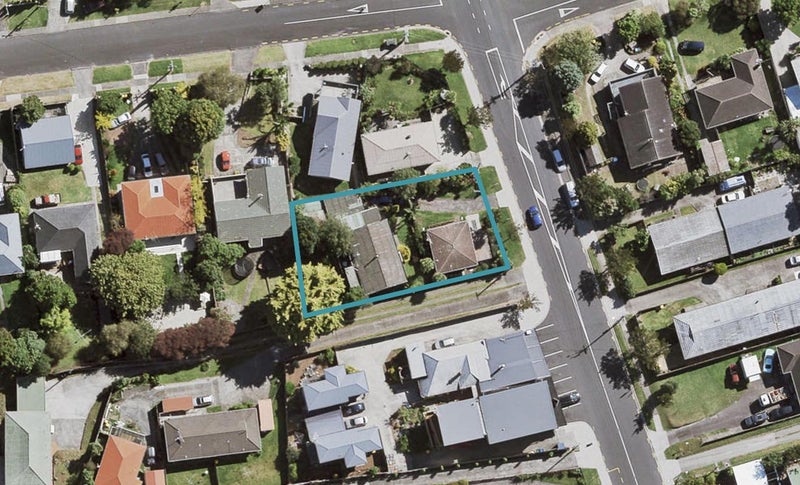 2/97 View Road, Henderson, Auckland - Carousel 1