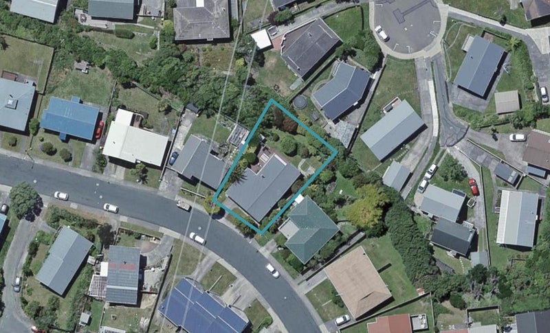 8 Colchester Crescent, Newlands, Wellington - Carousel 1