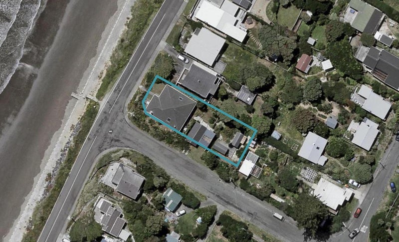 118 The Parade, Paekakariki - Carousel 1
