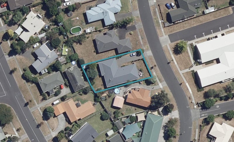 7 Admiral Crescent, Flagstaff, Hamilton - Carousel 1