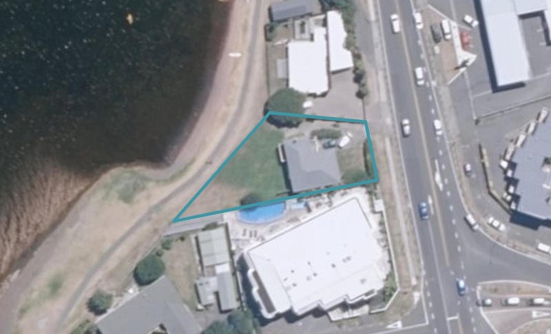 207 Lake Terrace, Waipahihi, Taupo - Carousel 1