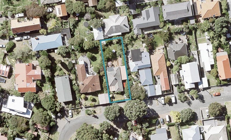 16 Puriri Street, Eastbourne, Lower Hutt - Carousel 1