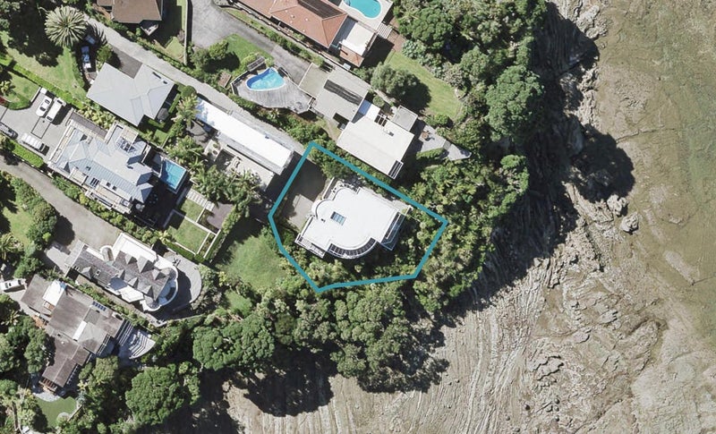 15 Beach Road, Castor Bay, Auckland - Carousel 1