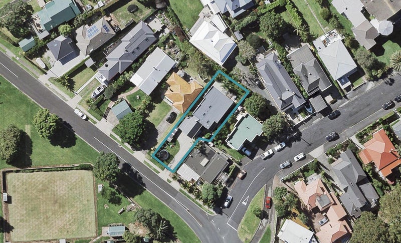 10 Wairoa Road, Narrow Neck, Auckland - Carousel 1