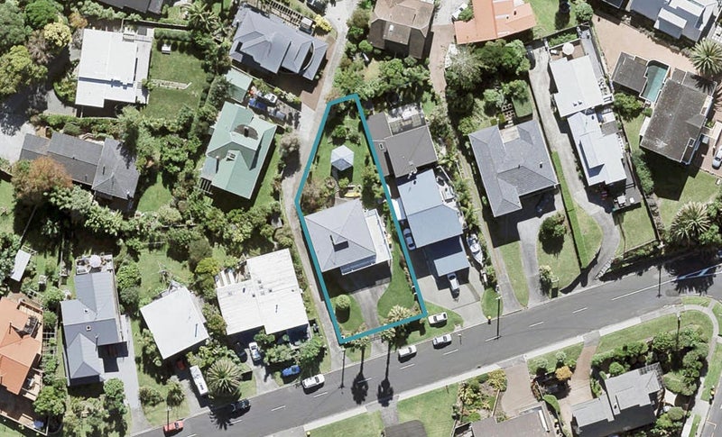 11 Ellangowan Road, Waiake, Auckland - Carousel 1