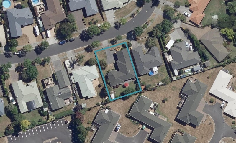 12 Bouverie Crescent, Flagstaff, Hamilton - Carousel 1