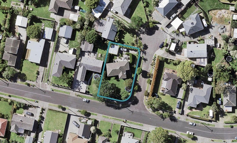 17 Weybridge Crescent, Glen Innes, Auckland - Carousel 1