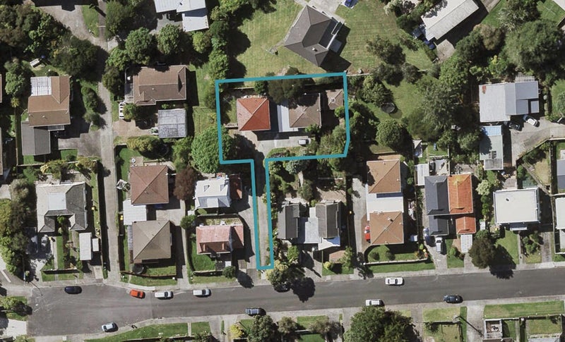 1/11 Lambrown Drive, Totara Vale, Auckland - Carousel 1