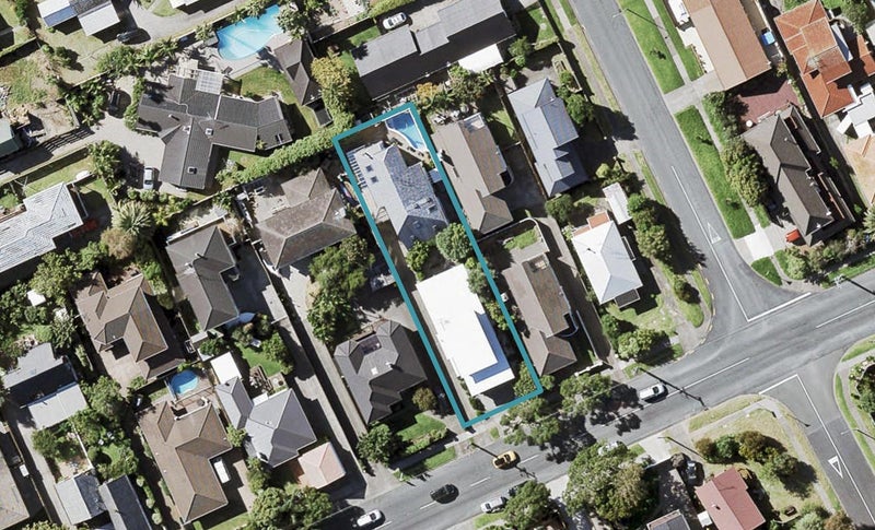 2/15 Eastern Beach Road, Eastern Beach, Auckland - Carousel 1