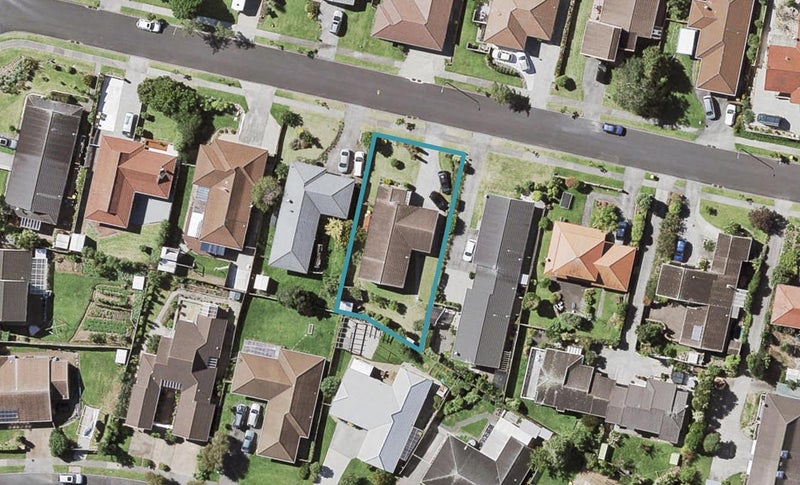 90 Dalwhinnie Parade, Highland Park, Auckland - Carousel 1