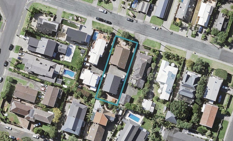 2/4 Holiday Road, Milford, Auckland - Carousel 1