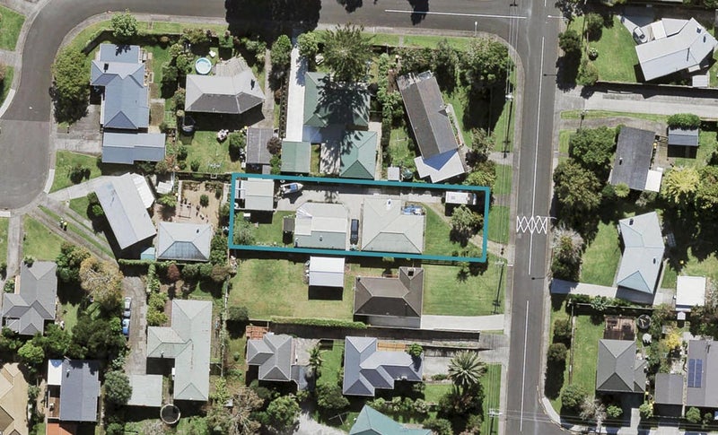94 Gloria Avenue, Te Atatu Peninsula, Auckland - Carousel 1