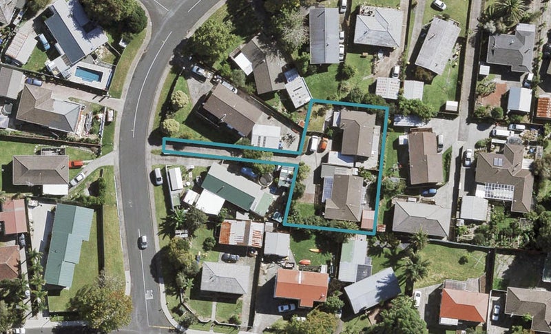 2/15 Larissa Avenue, Henderson, Auckland - Carousel 1