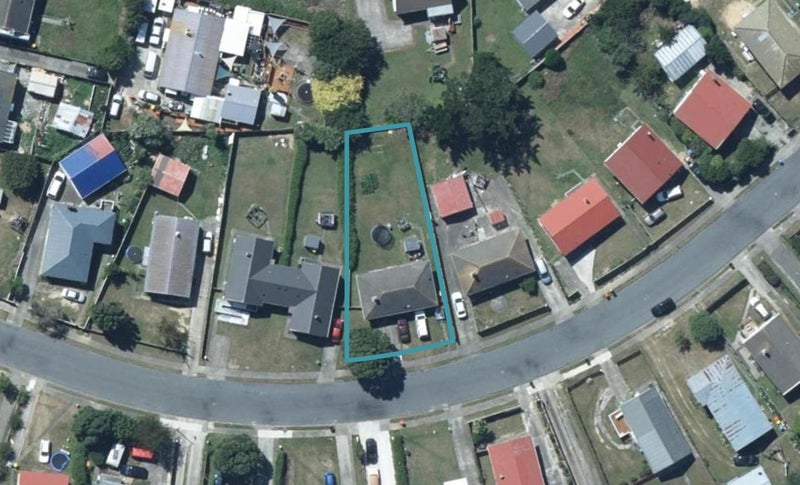 11 Arahura Crescent, Waitangirua, Porirua - Carousel 1