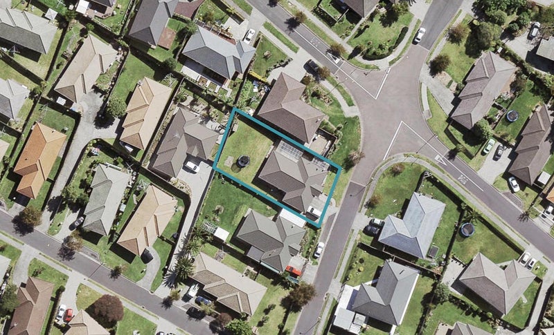22 Cretian Crescent, Henderson, Auckland - Carousel 1