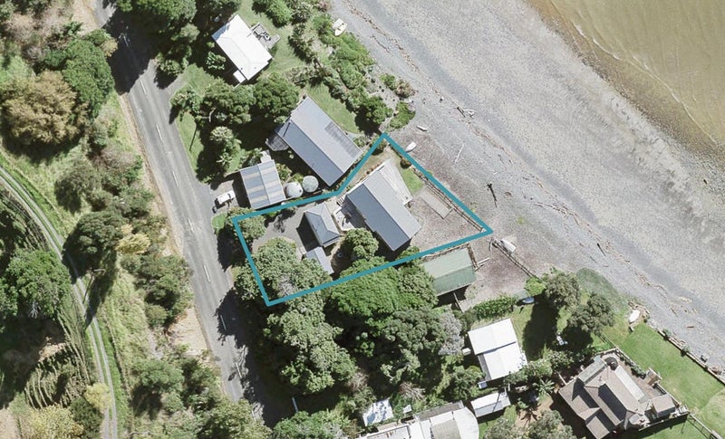 1818 East Coast Road, WHAKATIWAI, MIRANDA - Carousel 1
