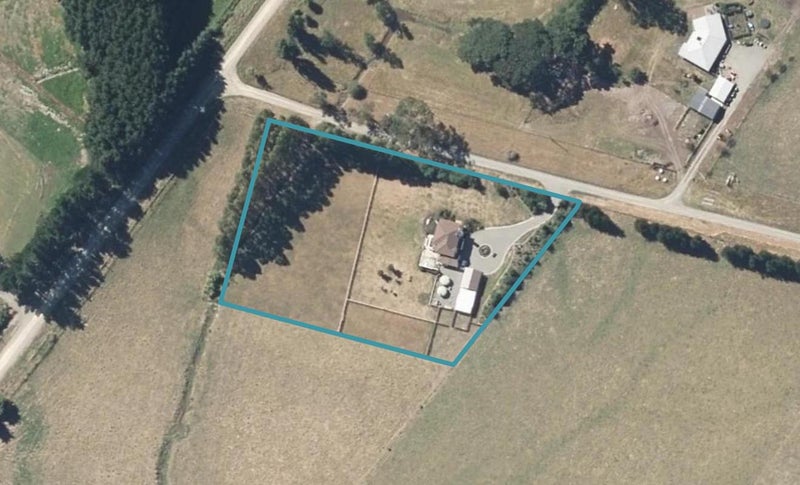 10 Algies Road, TAUWHARENIKAU, FEATHERSTON - Carousel 1