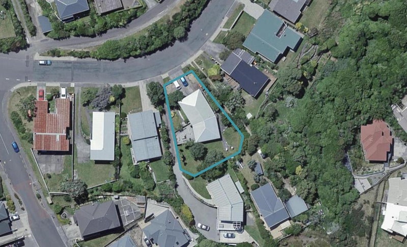 16 Somes Crescent, Newlands, Wellington - Carousel 1