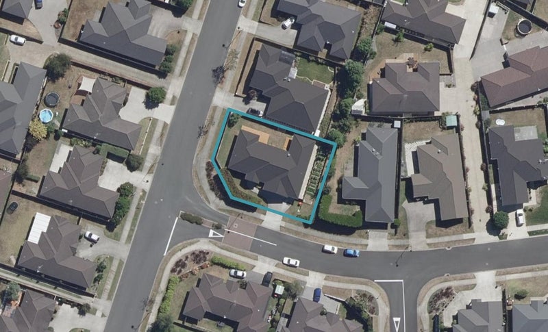 112 Barrington Drive, Huntington, Hamilton - Carousel 1