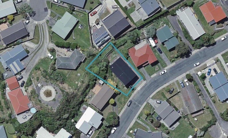 17 Somes Crescent, Newlands, Wellington - Carousel 1