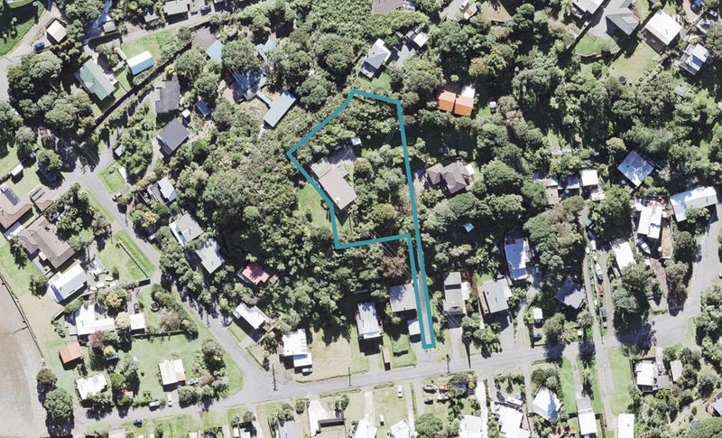 28 Foster Avenue, Huia, Auckland - Carousel 1