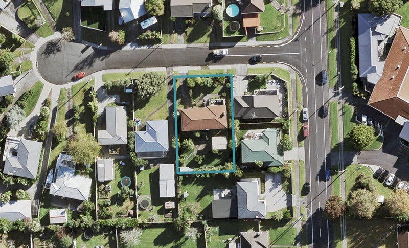 2 Mayburn Road, Te Atatu Peninsula, Auckland - Carousel 1