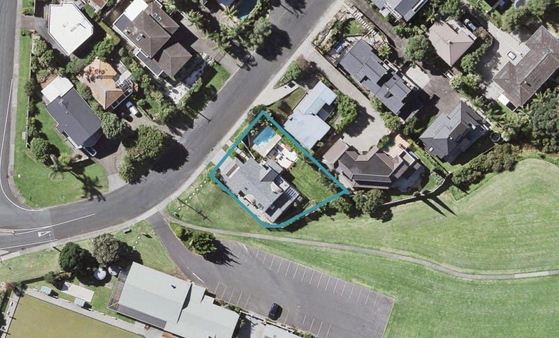 18 Commodore Parry Road, Castor Bay, Auckland - Carousel 1