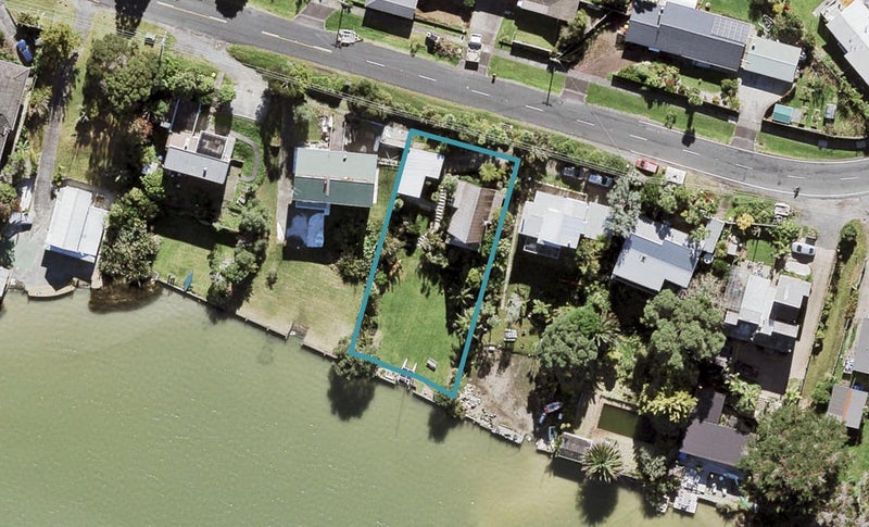 15 Ferry Parade, Herald Island, Auckland - Carousel 1