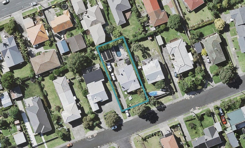 8 Westwell Road, Belmont, Auckland - Carousel 1