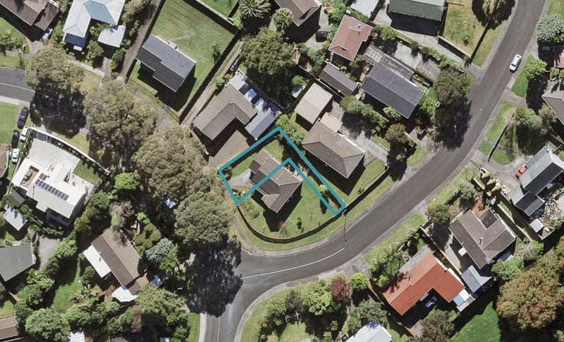 24 St Catherine Crescent, West Harbour, Auckland - Carousel 1