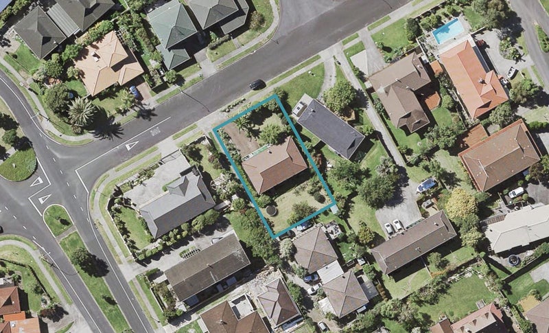 36 Dalwhinnie Parade, Highland Park, Auckland - Carousel 1