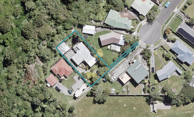 8 Holly Grove, Maungaraki, Lower Hutt - Carousel 1