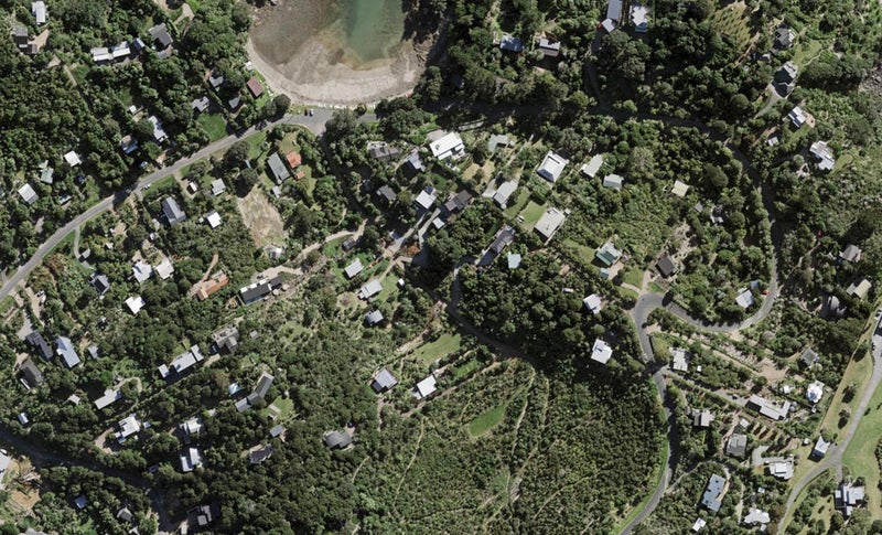 10 Empire Avenue, Oneroa, Waiheke Island - Carousel 1