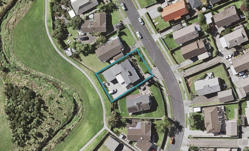 64 De Quincey Terrace, Highland Park, Auckland - Carousel 1