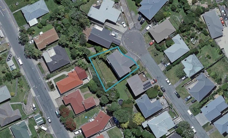 19 Longcroft Terrace, Newlands, Wellington - Carousel 1