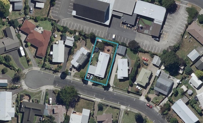 10 Camellia Place, Hamilton Lake, Hamilton - Carousel 1