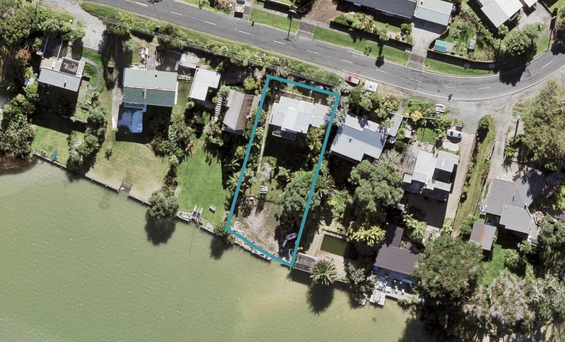 17 Ferry Parade, Herald Island, Auckland - Carousel 1