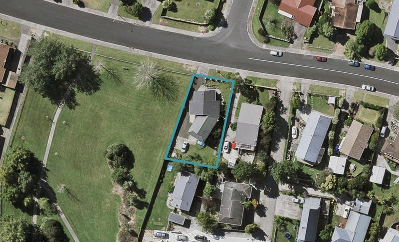 61 Athena Drive, Totara Vale, Auckland - Carousel 1
