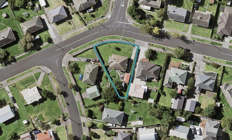 15 Tuakiri Street, Point England, Auckland - Carousel 1
