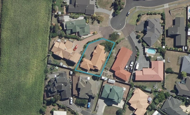 11 Sunny Dale, Western Heights, Hamilton - Carousel 1