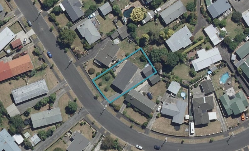 52 Fitzroy Avenue, Fitzroy, Hamilton - Carousel 1
