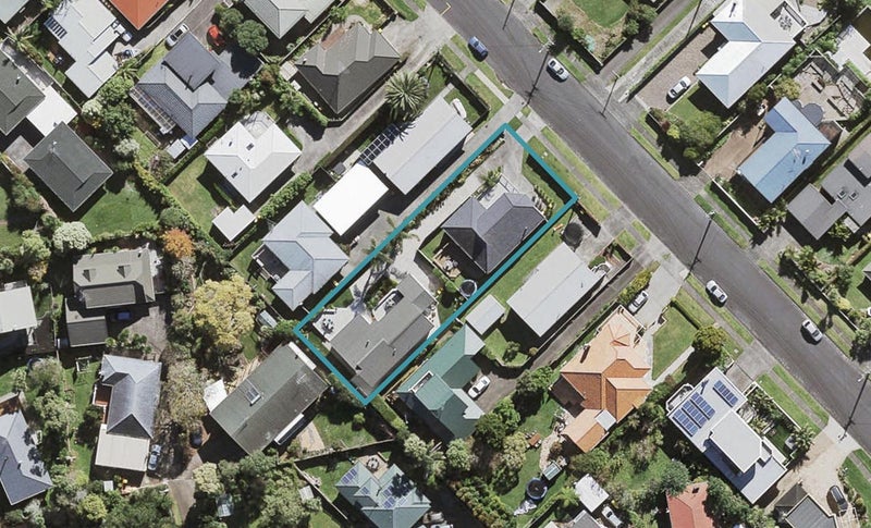 2/8 Beatrice Avenue, Hillcrest, Auckland - Carousel 1